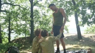Trois scouts chauds baisent pendant une ballade en forêt