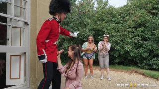 Garde royal britannique démonte la touriste avec sa grosse bite